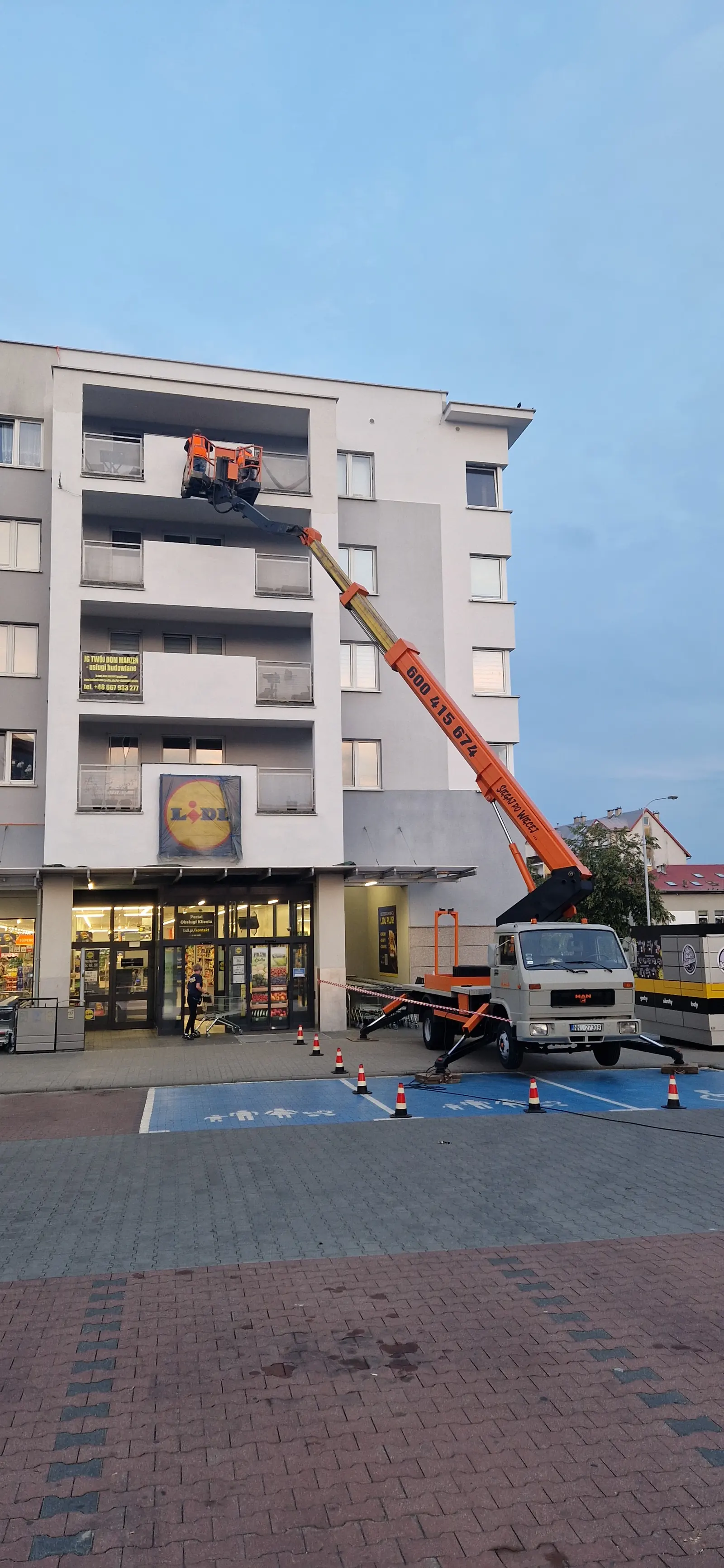 Prace wysokościowe z podnośnika koszowego w Olsztynie