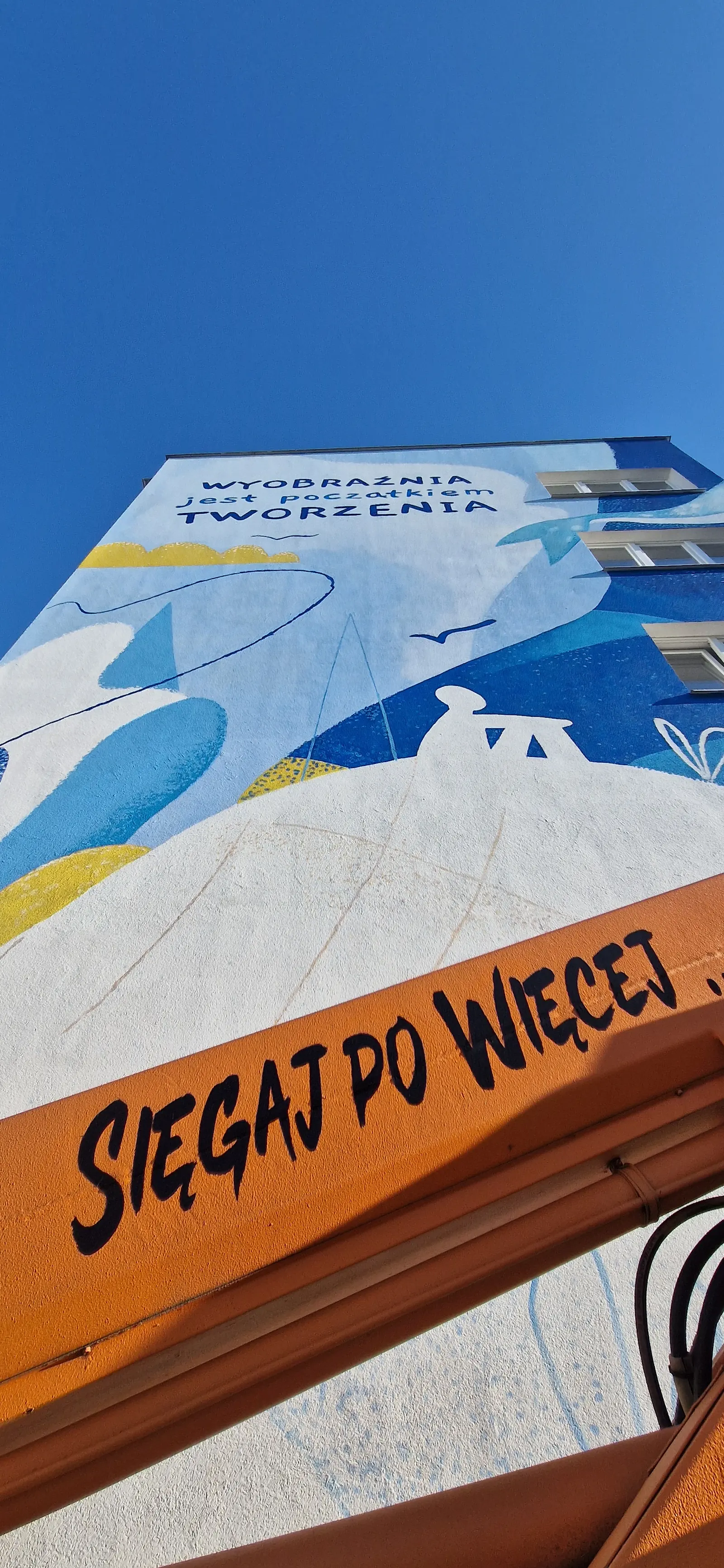 Mycie i malowanie elewacji z podnośnika w Olsztynie