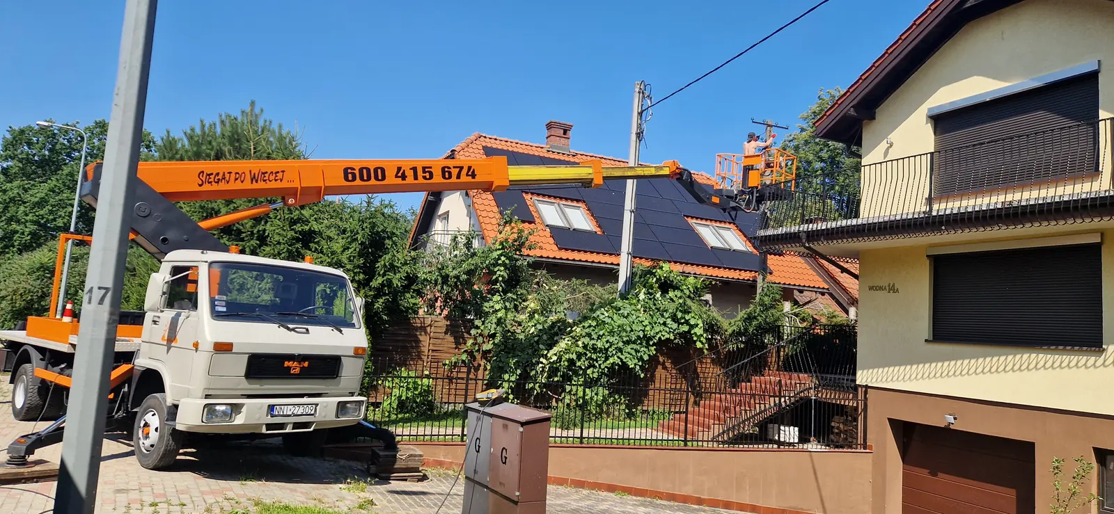 Podnośnik koszowy podczas realizacji w Olsztynie