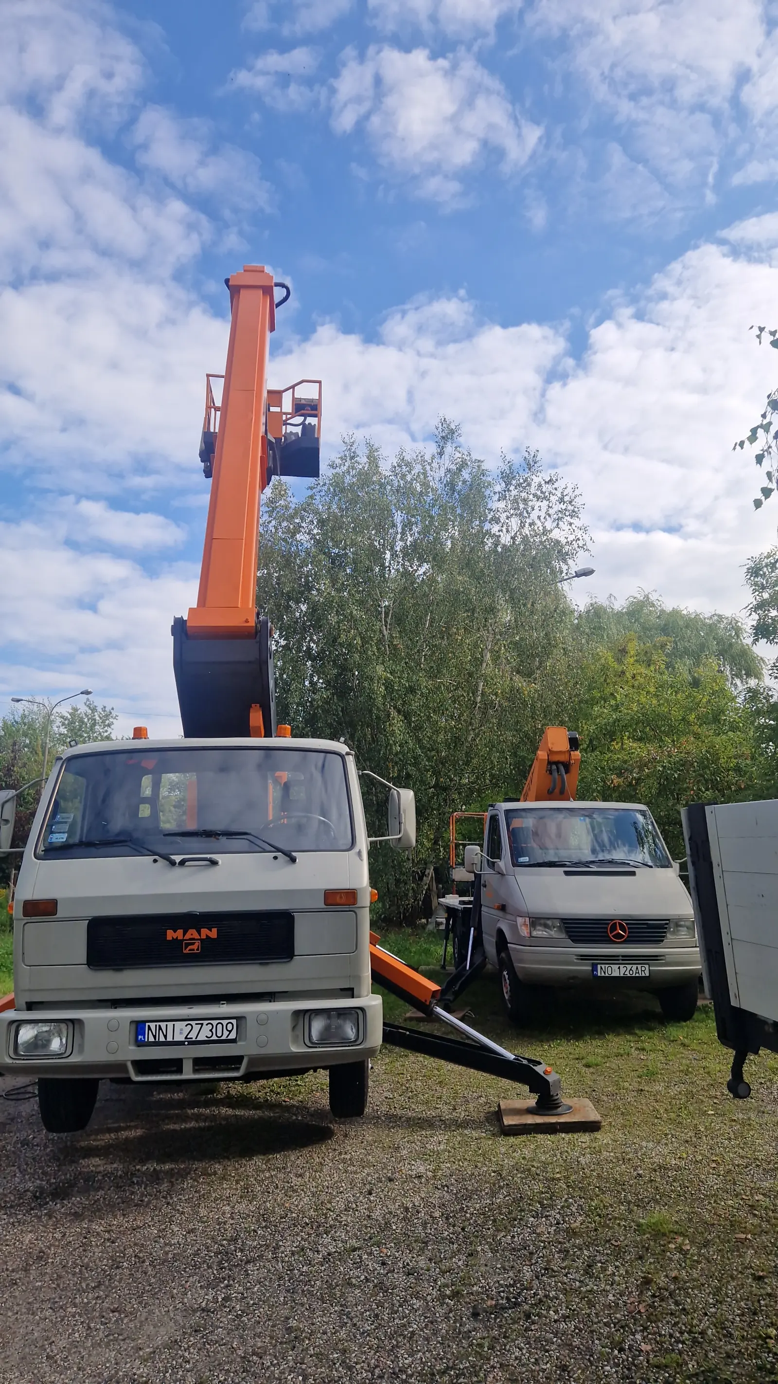Pielęgnacja wysokiej zieleni z podnośnika w Olsztynie